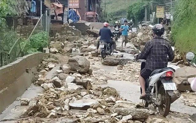 Mưa lớn kéo dài đã khiến đất đá bị sạt xuống đường gây cản trở giao thông. 